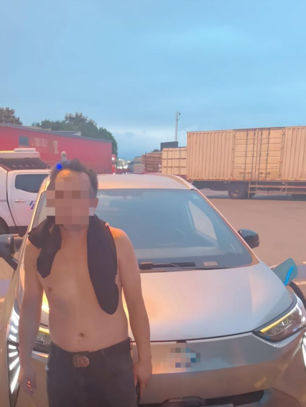 富隆咨询 新能源汽车深夜在高速上突然没电，男子蛮力推行2公里，称因“虚电”导致